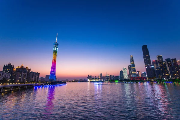 GUANGHZOU, CHINE - 02 AVRIL 2017 : Guangzhou Tower ou Canton tower, officiellement Guangzhou TV Astronomical and Sightseeing Tower est une tour d'observation polyvalente de 595,7 mètres de haut à Guangzhou . — Photo