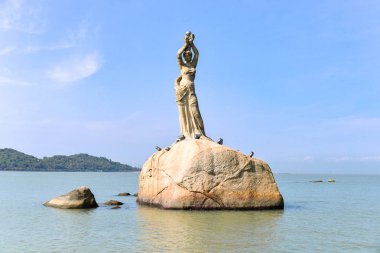 Zhuhai, Guangdong, Çin -Nis 16, 2017: Zhuhai Fisher kız heykeli 16 Nisan 2017 Xianglu coast koyunda bulunan Zhuhai şehir dönüm noktası vardır