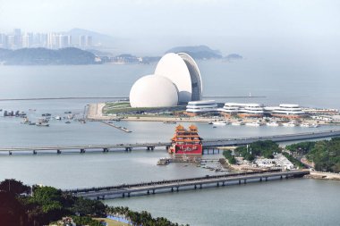 Zhuhai, Çin - 16 Nisan 2017: Dev Opera Binası Zhuhai Müzesi, kentsel planlama sergi salonu ve kültürel merkezi kabuktur. Zhuhai, Çin'in yeni landmark. 16 Nisan 2017.