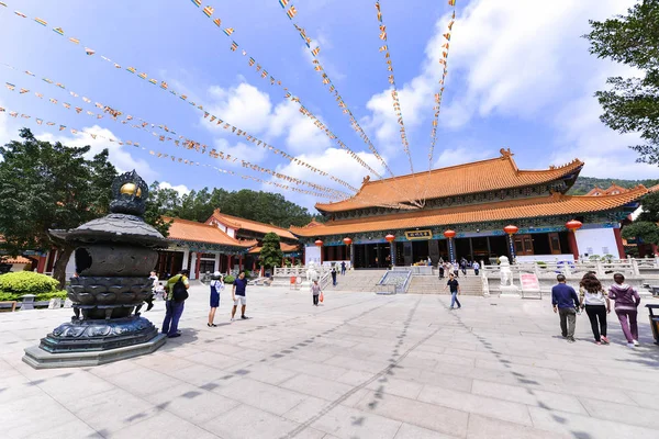 ZHUHAI, CHINE - 16 AVRIL : Le temple Putuo est l'une des attractions touristiques. Temple est le point de repère de la ville de Zhuhai, Guangdong, Chine sur Avril 16, 2017 — Photo