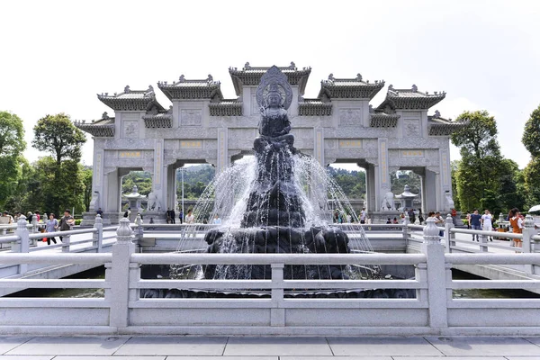 ZHUHAI, CHINE - 16 AVRIL : Le temple Putuo est l'une des attractions touristiques. Temple est le point de repère de la ville de Zhuhai, Guangdong, Chine sur Avril 16, 2017 — Photo
