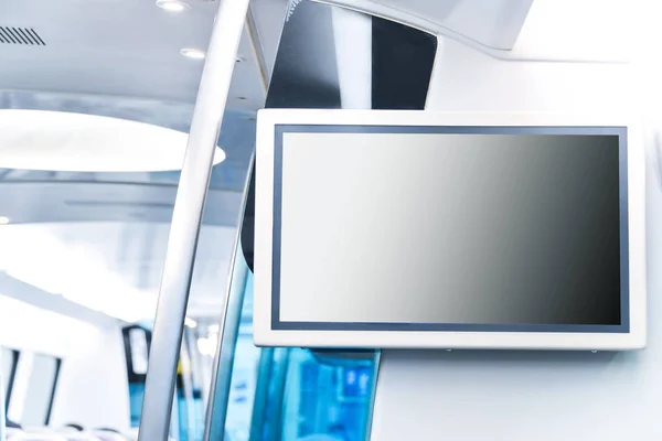 LCD-skärmen tillkännagivande på kollektivtrafik — Stockfoto