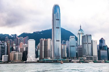 Hong Kong - Nisan 19: Şehir manzara Hong Kong Victor Harbor, Hong Kong karşısında Kowloon taraftan. 19 Nisan 2017. Hong Kong işareti.