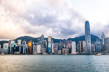 Hong Kong - Nisan 19: Şehir manzara Hong Kong Victor Harbor, Hong Kong karşısında Kowloon taraftan. 19 Nisan 2017. Hong Kong işareti.