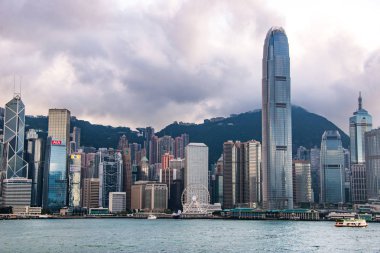 Hong Kong - Nisan 19: Şehir manzara Hong Kong Victor Harbor, Hong Kong karşısında Kowloon taraftan. 19 Nisan 2017. Hong Kong işareti.