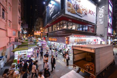 Hong Kong - Nisan 19: Merkez İlçe: trafik ve şehir hayatta Asya Uluslararası iş ve Finans Merkezi. Şehir dünyanın en kalabalık alanlarından biridir. Hong Kong. 19 Nisan 2017.