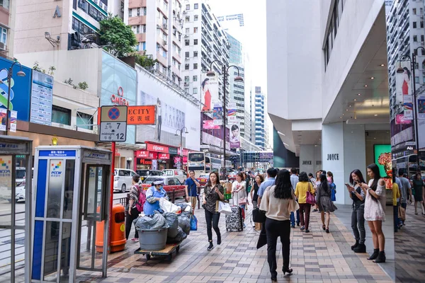 Hong kong - 19. apr: zentraler bezirk: verkehr und stadtleben im asiatischen internationalen wirtschafts- und finanzzentrum. Die Stadt ist eine der bevölkerungsreichsten Gegenden der Welt. hong kong. 19. April 2017. — Stockfoto