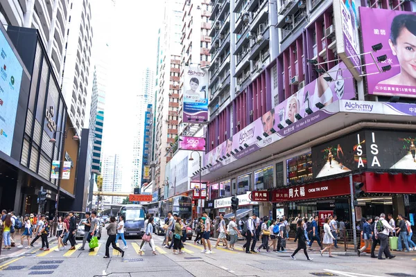 HONG KONG - APR 19: Central District: Traffic and city life in Asian international business and financial center. The city is one of the most populated areas in the world. Hong Kong. APRIL 19, 2017. — Stock Photo, Image