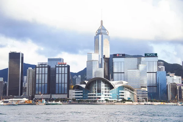 HONG KONG - APR 19: City Landscape of Hong Kong from Kowloon side across from Victor Harbor, Hong Kong. 19 de abril de 2017. O marco de Hong Kong . — Fotografia de Stock