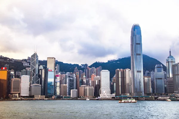 Hong Kong - Apr 19: Staden landskap av Hong Kong från Kowloon sidan mittemot Victor Harbor, Hong Kong. 19 april 2017. Landmarken av Hong Kong. — Stockfoto