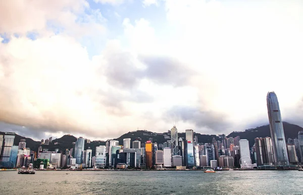 Hong Kong - Apr 19: Staden landskap av Hong Kong från Kowloon sidan mittemot Victor Harbor, Hong Kong. 19 april 2017. Landmarken av Hong Kong. — Stockfoto