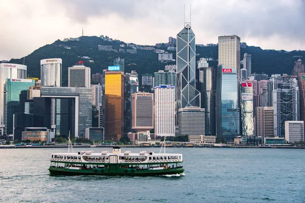 Hong Kong - Apr 19: Staden landskap av Hong Kong från Kowloon sid — Stockfoto
