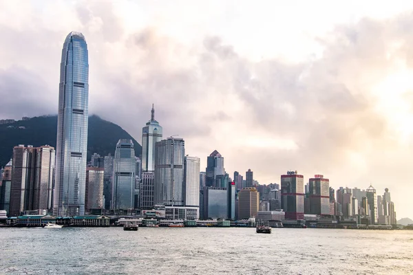 ГОНКОНГ - APR 19: City Landscape of Hong Kong from Kowloon sid — стоковое фото