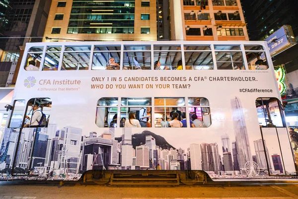 Hong Kong - kwi 18: Publicznego transportu na ulicy: ruch i miejskiego życia w centrum finansowe i azjatycki biznes międzynarodowy. . Hong Kong. 18 kwietnia 2017 r.. — Zdjęcie stockowe