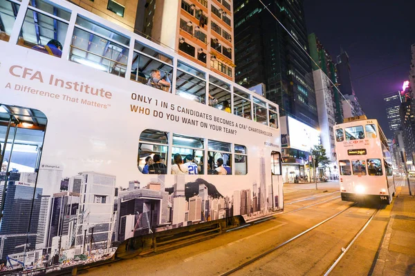 Hong Kong - kwi 18: Publicznego transportu na ulicy: ruch i miejskiego życia w centrum finansowe i azjatycki biznes międzynarodowy. . Hong Kong. 18 kwietnia 2017 r.. — Zdjęcie stockowe