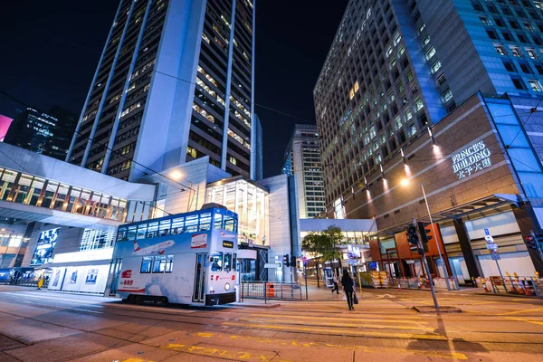 Hong Kong - duben 19: Centrální distrikt: dopravní život ve městě v asijské mezinárodní obchodní a finanční centrum. Město je jedním z nejvíce osídlených oblastí na světě. Hong Kong. 19. dubna 2017. — Stock fotografie