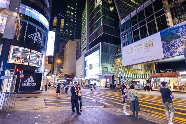 Hong Kong - kwi 19: Central District: ruch i miejskiego życia w centrum finansowe i azjatycki biznes międzynarodowy. Miasto jest jednym z najbardziej zaludnionych na świecie. Hong Kong. 19 kwietnia 2017 r.. — Zdjęcie stockowe