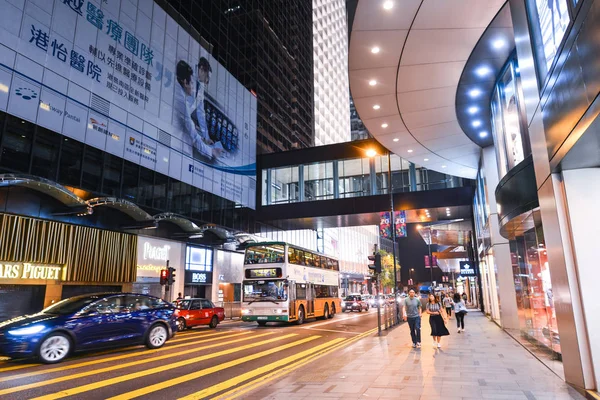 Hong kong - 19. apr: zentraler bezirk: verkehr und stadtleben im asiatischen internationalen wirtschafts- und finanzzentrum. Die Stadt ist eine der bevölkerungsreichsten Gegenden der Welt. hong kong. 19. April 2017. — Stockfoto