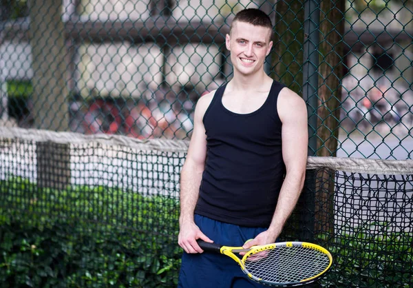 Sportman está jugando tenis. — Foto de Stock