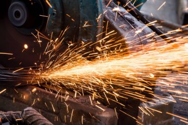 Metal kesme makinesi iş yerinde ışıltı