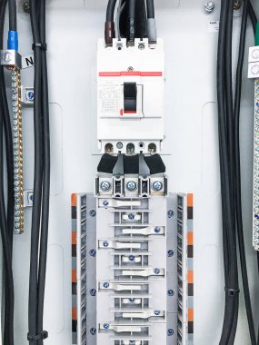 Elektrik kutusunu kapatın