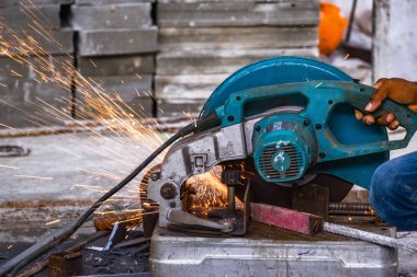 İş yerinde metal kesme makinası