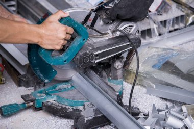 İş yerinde metal kesme makinası