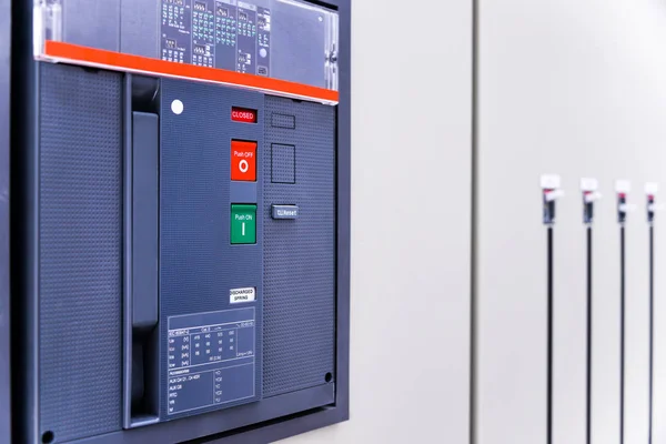 A caixa elétrica contém botões e exibição do sistema stat — Fotografia de Stock