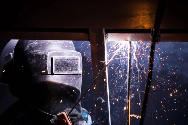 Дугове зварювання сталі на будівельному майданчику — стокове фото