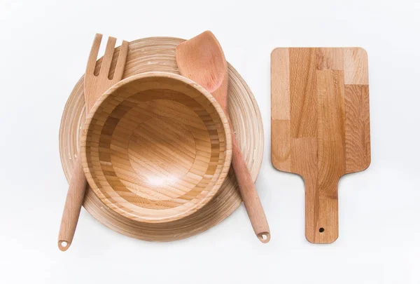 Деревянные кухонные принадлежности ручной работы на белом столе — стоковое фото