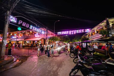 Siem Reap, Kamboçya - 03 Ağustos 2017: Barlar, restoranlar ve ışıklar Siem Reap, Kamboçya gece Pub cadde boyunca.