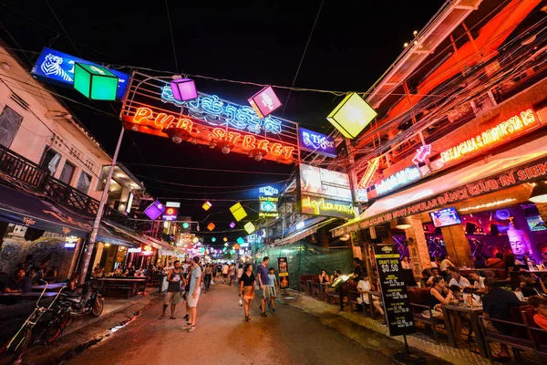Siem Reap, Kambodža - 03 srpen 2017: Bary, restaurace a světla podél ulice Pub Street v Siem Reap, Kambodža v noci. — Stock fotografie