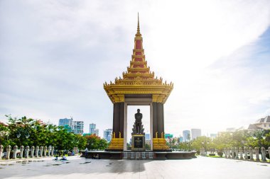 Phnom Penh, Kamboçya - 02 Ağustos 2017: Geç Kral babası petrol Sihanouk heykel Phnom Penh içinde bronz heykeli.