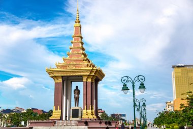 Phnom Penh, Kamboçya - 02 Ağustos 2017: Geç Kral babası petrol Sihanouk heykel Phnom Penh içinde bronz heykeli.