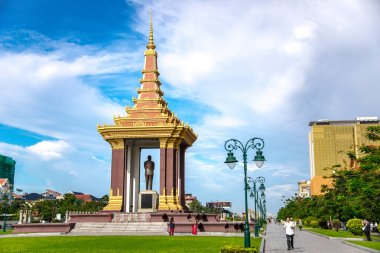 Phnom Penh, Kamboçya - 02 Ağustos 2017: Geç Kral babası petrol Sihanouk heykel Phnom Penh içinde bronz heykeli.