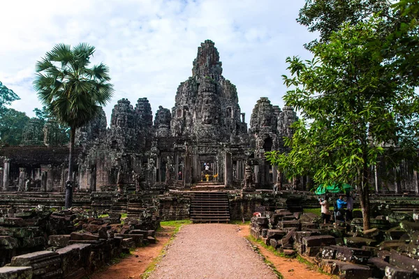 SIEM REAP, CAMBOYA - 04 AGO 2017. Prasat Bayon con caras de piedra sonrientes es el templo central del complejo Angkor Thom, Siem Reap, Camboya. Antigua arquitectura jemer y famoso monumento camboyano, Patrimonio de la Humanidad . —  Fotos de Stock