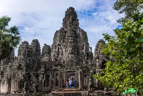 SIEM REAP, CAMBODIA - AUG 04, 2017. Прасат Байон с улыбающимися каменными лицами является центральным храмом комплекса Ангкор Том, Сием Рип, Камбоджа. Древняя кхмерская архитектура и знаменитая камбоджийская достопримечательность, всемирное наследие . — стоковое фото