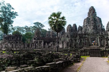 Siem Reap, Kamboçya - 04 Ağustos 2017. Prasat taş yüzleri gülümseyen Bayon Orta Tapınağı, Angkor Thom, Siem Reap, Kamboçya karmaşıktır. Antik Khmer mimarisi ve ünlü Kamboçyalı dönüm noktası, dünya mirası.