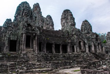 Prasat taş yüzleri gülümseyen Bayon Orta Tapınağı, Angkor Thom, Siem Reap, Kamboçya karmaşıktır. Antik Khmer mimarisi ve ünlü Kamboçyalı dönüm noktası, dünya mirası.