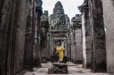 Prasat taş yüzleri gülümseyen Bayon Orta Tapınağı, Angkor Thom, Siem Reap, Kamboçya karmaşıktır. Antik Khmer mimarisi ve ünlü Kamboçyalı dönüm noktası, dünya mirası.