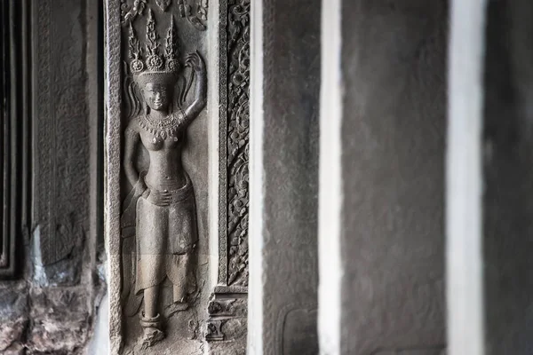 Wszystko kamienne rzeźby Apsara jest piękny i uwodzicielski dziewczyna z mitologii indyjskiej w Angkor Wat, Kambodża — Zdjęcie stockowe