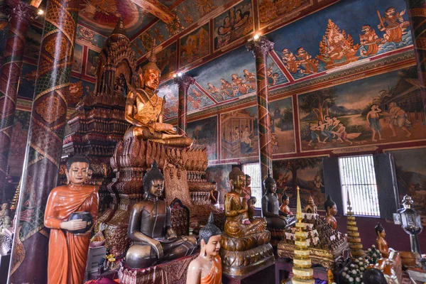 Wat Phnom é um templo budista localizado em Phnom Penh, Camboja. É a estrutura religiosa mais alta da cidade. . — Fotografia de Stock