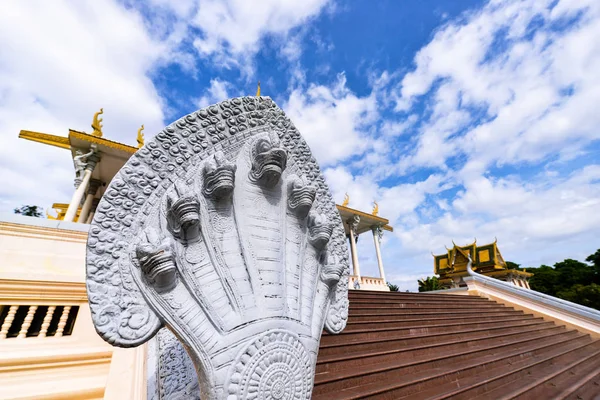 The 7 heads serpent of Royal Palace Chanchhaya Pavilion in Phnom Penh, Cambodia. — Stock Photo, Image