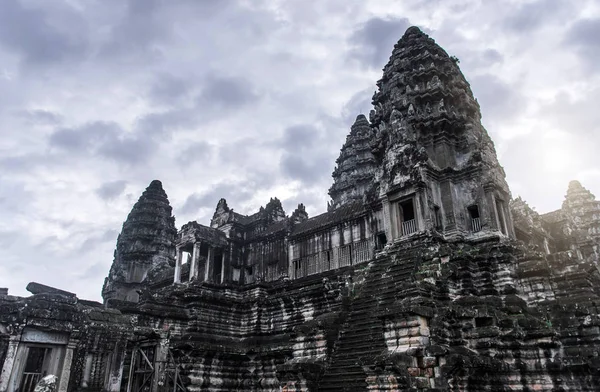 Angkor Wat is a temple complex in Cambodia and the largest religious monument in the world — Stock Photo, Image