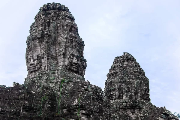 Prasat Bayon con caras de piedra sonrientes es el templo central del complejo Angkor Thom, Siem Reap, Camboya. Antigua arquitectura jemer y famoso monumento camboyano, Patrimonio de la Humanidad . —  Fotos de Stock