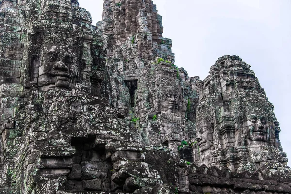 Prasat Bayon with smiling stone faces is the central temple of Angkor Thom Complex, Siem Reap, Cambodia. Ancient Khmer architecture and famous Cambodian landmark, World Heritage. — Stock Photo, Image