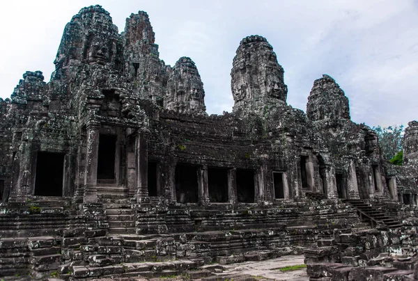 Prasat Bayon con caras de piedra sonrientes es el templo central del complejo Angkor Thom, Siem Reap, Camboya. Antigua arquitectura jemer y famoso monumento camboyano, Patrimonio de la Humanidad . —  Fotos de Stock