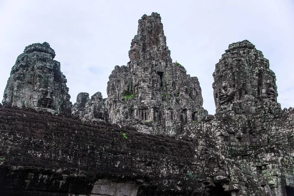 프라삿 바이욘의 미소 돌 얼굴와는 중앙 사원의 앙코르 톰 복잡 한, 씨엠립, 캄보디아입니다. 고 대 크메르 건축과 유명한 캄보디아 랜드마크, 세계 유산. — 스톡 사진