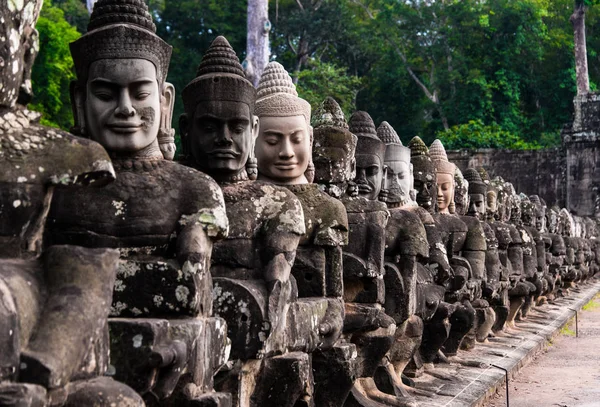 Kámen obraz Buddhy v kamenné brány Angkor Thom v Kambodži — Stock fotografie