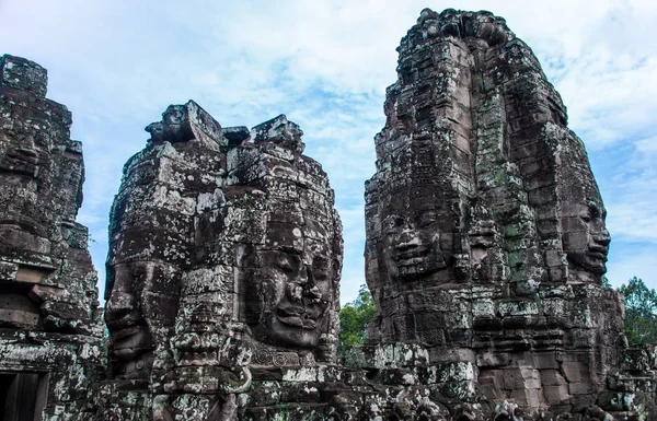 Prasat Bayon com rostos de pedra sorridentes é o templo central do Complexo Angkor Thom, Siem Reap, Camboja. Arquitetura Khmer antiga e famoso marco cambojano, Património Mundial . — Fotografia de Stock